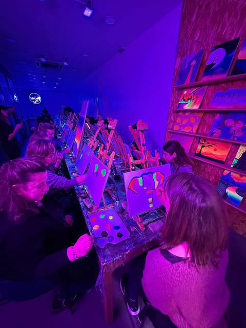 Málaga: Wine Gogh Glow Academy Paint and Sip Class - Wine, conversation, and the pace of the class