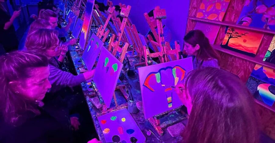 Málaga: Wine Gogh Glow Academy Paint and Sip Class - Painting with a professional artist