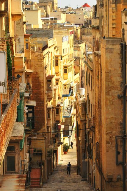 Malta’s 3 Cities Tour & Wine Tasting - Walking through Vittoriosa’s old streets