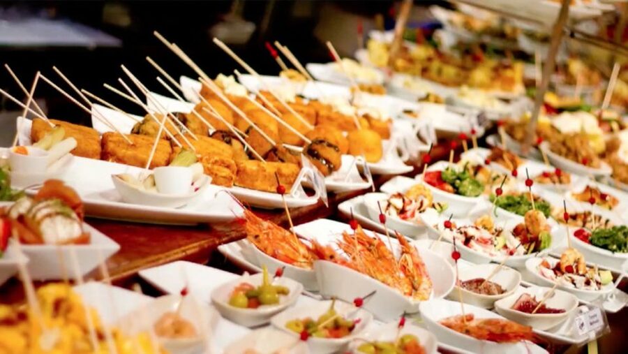Marbella: Tour of the Old Town with Tapas & Wine - Starting at Parque de la Alameda