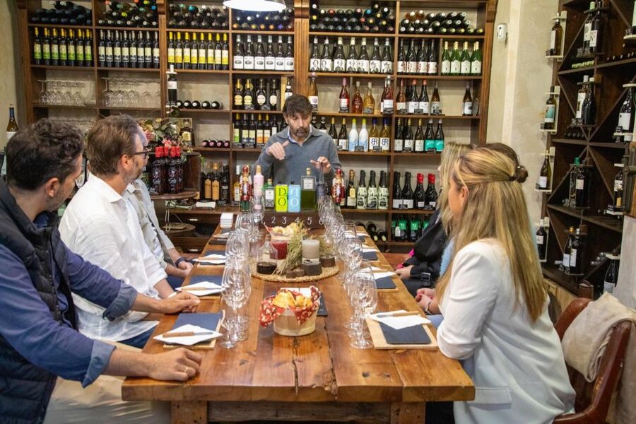 Marbella: Tour of the Old Town with Tapas & Wine - What makes the guides important