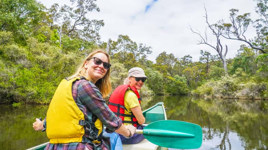 Margaret River: Guided Canoe & 4x4 Tour with Lunch & Wine - A short walk on the Cape to Cape Track