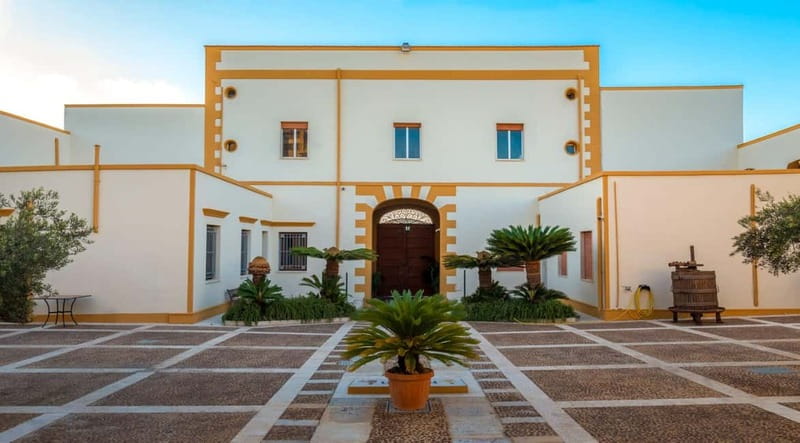 Marsala: Historic winery tour with wine tasting - The courtyard tells the first part of the story