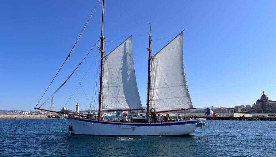 Marseille: Calanques Sailing Cruise with Lunch and Wine - The return to Marseille and the final views