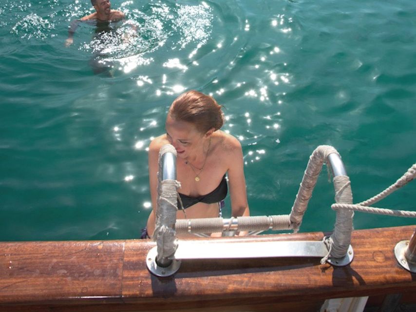 Marseille: Calanques Sailing Day Trip with Lunch and Wine - The first cruise toward the Calanques