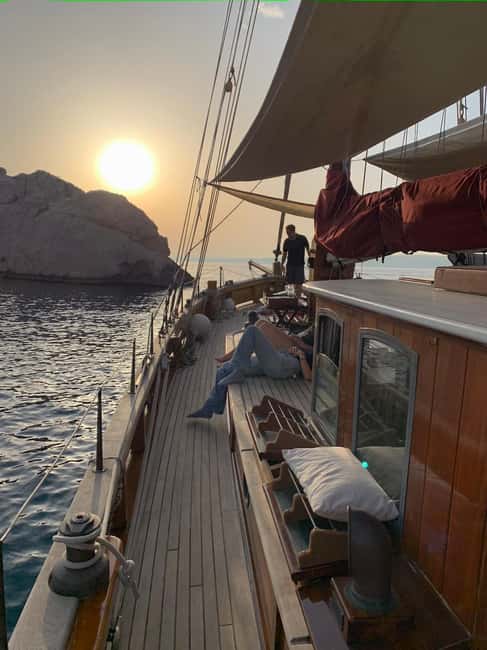 Marseille: Evening sailboat trip to the Calanques du Frioul with buffet and organic wine - Leaving Marseille from the Old Port