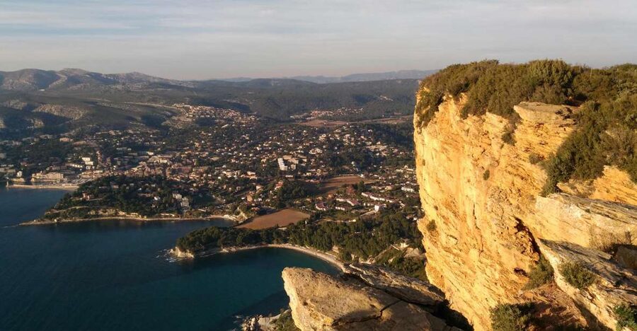 Marseille: Highlights & Wine Tasting Day Tour - Walking through Le Panier