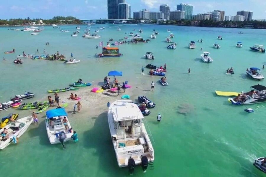 Miami: Guided Boat Tour with Champagne - Star Island and Fisher Island