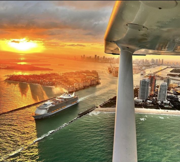 Miami: Romantic 1-Hour Private Flight Tour with Champagne - Biscayne Bay, Key Biscayne, and the Venetian Causeway