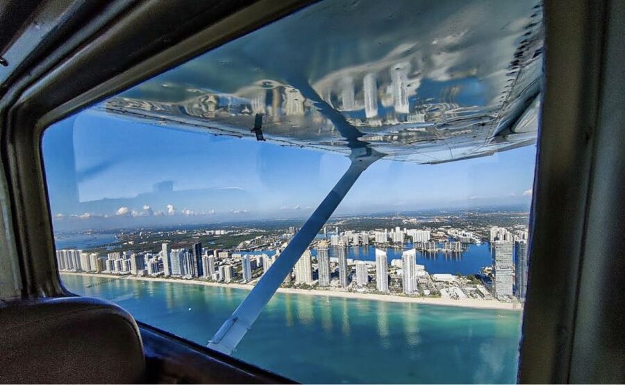 Miami: Romantic 1-Hour Private Flight Tour with Champagne - Star Island and Palm Islands from a bird’s-eye view