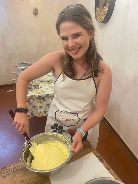 Milan: Pasta and Tiramisu Cooking Class with Wine - Sitting down for pasta, tiramisu, and wine