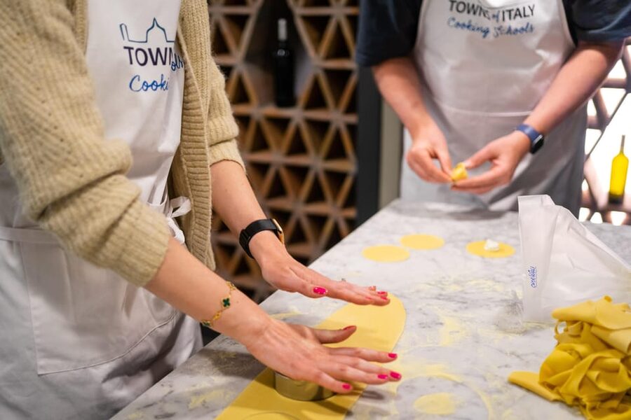 Milan: Pasta Class with Gelato or Tiramisù & Unlimited Wine - Finding the school and planning your day