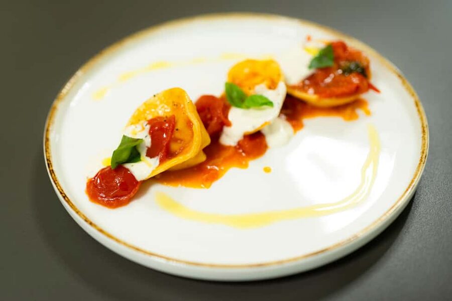 Milan: Pasta, Gnocchi and Tiramisù Cooking Class with Wine - Meeting the chef and setting the pace