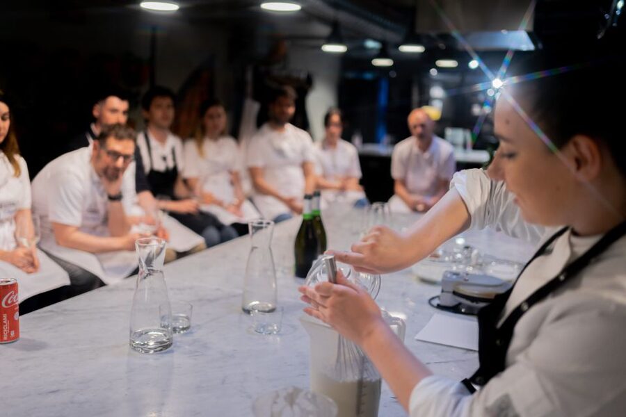 Milan: Pizza or Pasta and Gelato-Making Class with Wine - The wine, food, and shared table