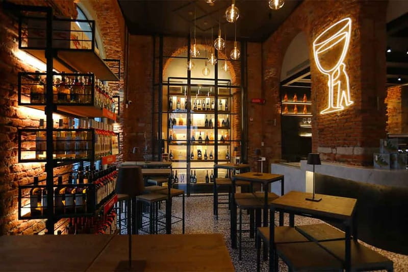 Milan: Small Group - Duomo & Rooftop, Wine & Food Tasting - The wine tasting at Signorvino