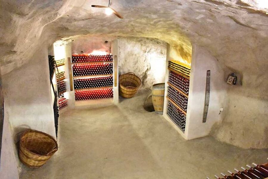 Milos Island: Kostantakis Winery Wine Tasting Experience - Arriving in Pollonia and Finding the Estate