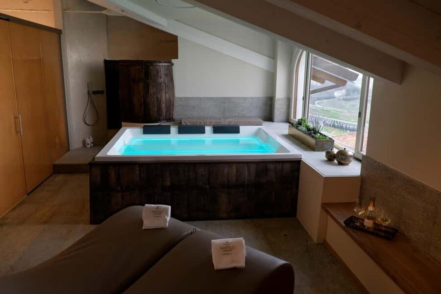Monforte d'Alba: Jacuzzi Ritual with Wine Tasting - Key points at a glance