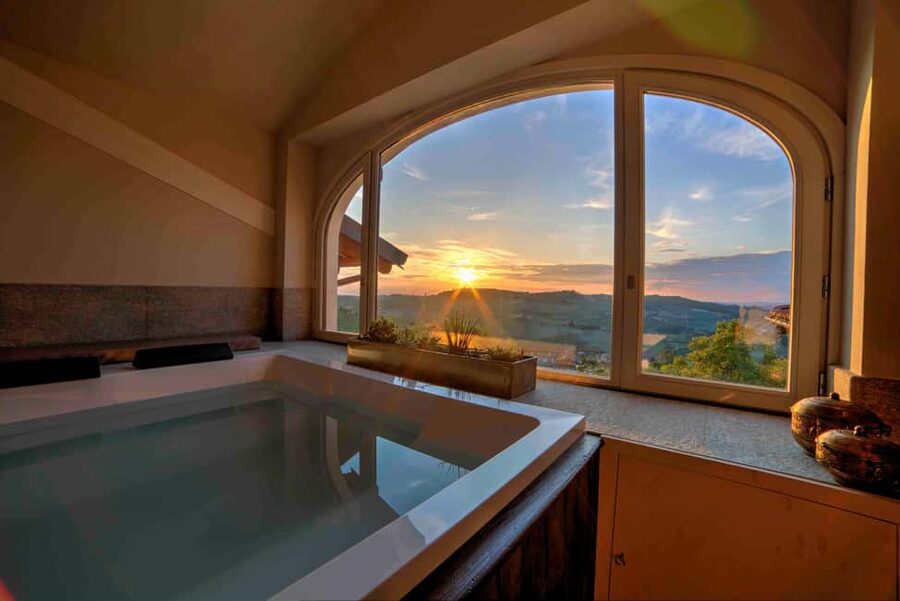 Monforte d'Alba: Jacuzzi Ritual with Wine Tasting - Language, timing, and cancellation