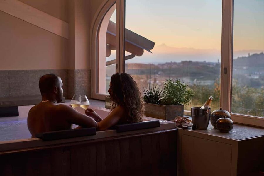 Monforte d'Alba: Jacuzzi Ritual with Wine Tasting - What the three hours feel like