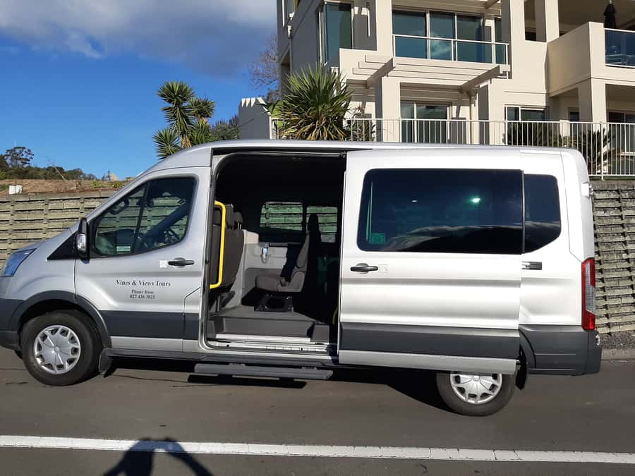 Napier: Afternoon Winery Tour Tasting at 3 Great Wineries - Guide, vehicle, and practical details