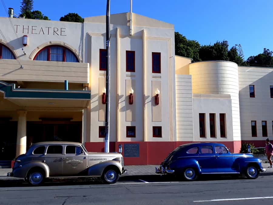 Napier: Art-Deco + Te Mata Peak+ Garden Walk + Wine Tasting - Napier’s Art Deco center and residential streets