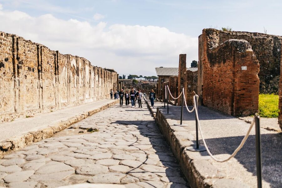 Naples: Pompeii and Mt. Vesuvius with Lunch and Wine Tasting - Why this Naples day trip works well