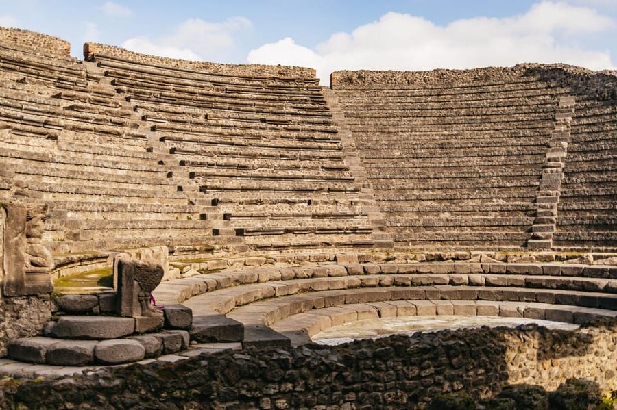 Naples: Pompeii and Mt. Vesuvius with Lunch and Wine Tasting - The return to Naples