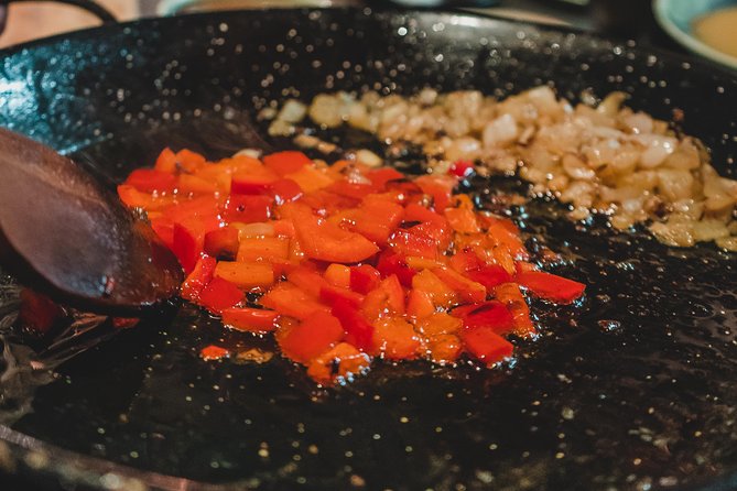 Paella Experience and Bottomless Wine in Barcelona - Who will enjoy this Barcelona night?