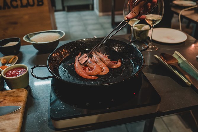 Paella Experience and Bottomless Wine in Barcelona - Timing, group size, and practical planning