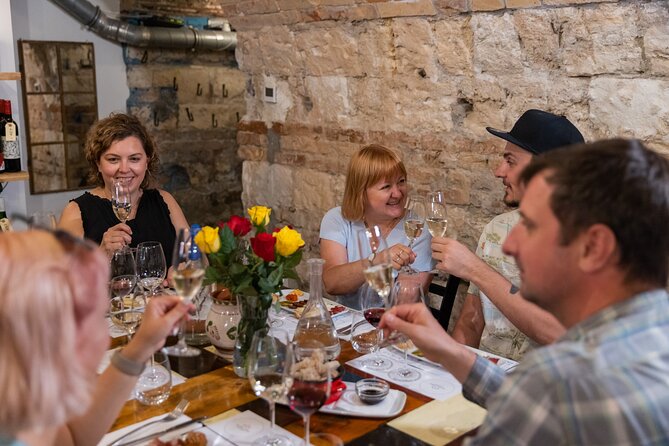 Palace District Evening Culinary, Wine, and History Walk - The guide can make or break the balance
