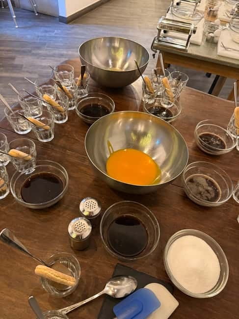 Palermo: Pizza & Tiramisu Class with Free Flowing Fine Wine - Entering Pizzeria I Viziosi in Palermo