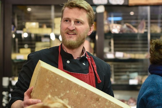 Paris Art of Pairing Cheese and Wine Tasting in a Cheese Cellar - Why the small group matters