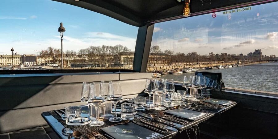 Paris: Bus Toqué Tour with 5-Course Dinner and Champagne - The tablet guide and what it can and cannot do