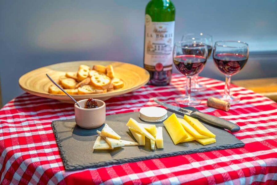 Paris: Champagne and Oysters Food Tour - Oysters and white wine begin the route