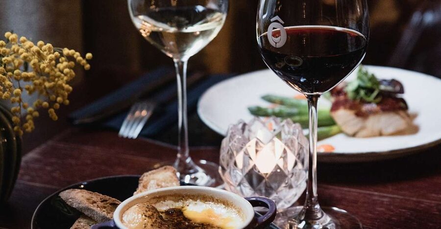 Paris: Dinner with Customized Wine Selection - Arriving at O Chateau on Rue Jean-Jacques Rousseau