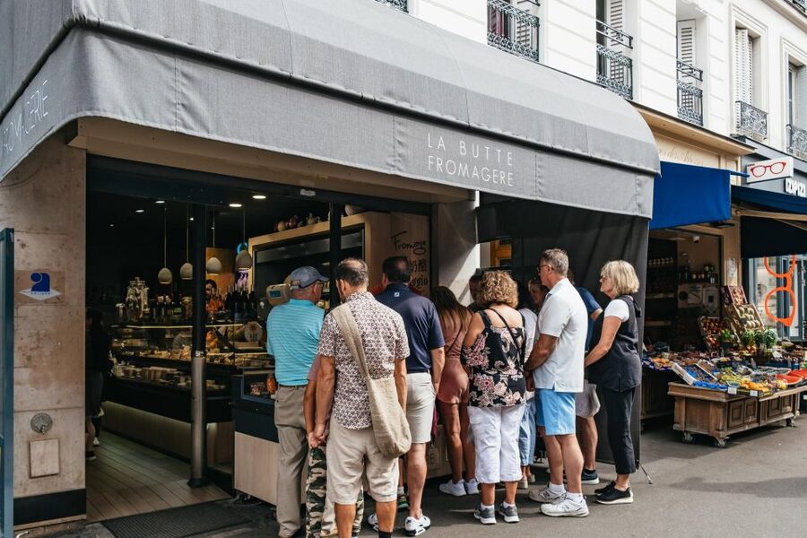 Paris: Montmartre Food and Wine Guided Tour - Seafood and wine at a local institution