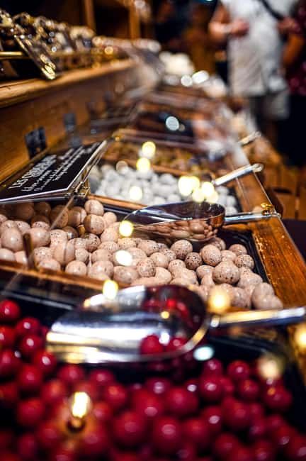 Paris: Montmartre Food Tour with 10 Local Tastings & Wines - Who should book this food tour?