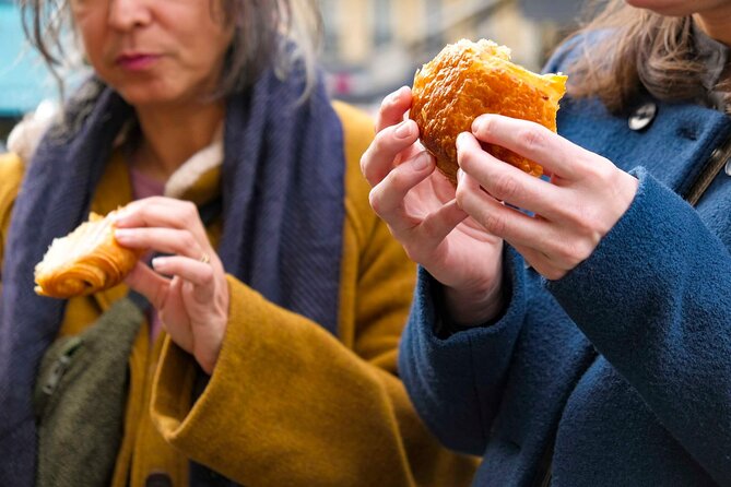 Paris Montmartre Food & Wine Tour with Eating Europe - Oysters and white wine at La Mascotte