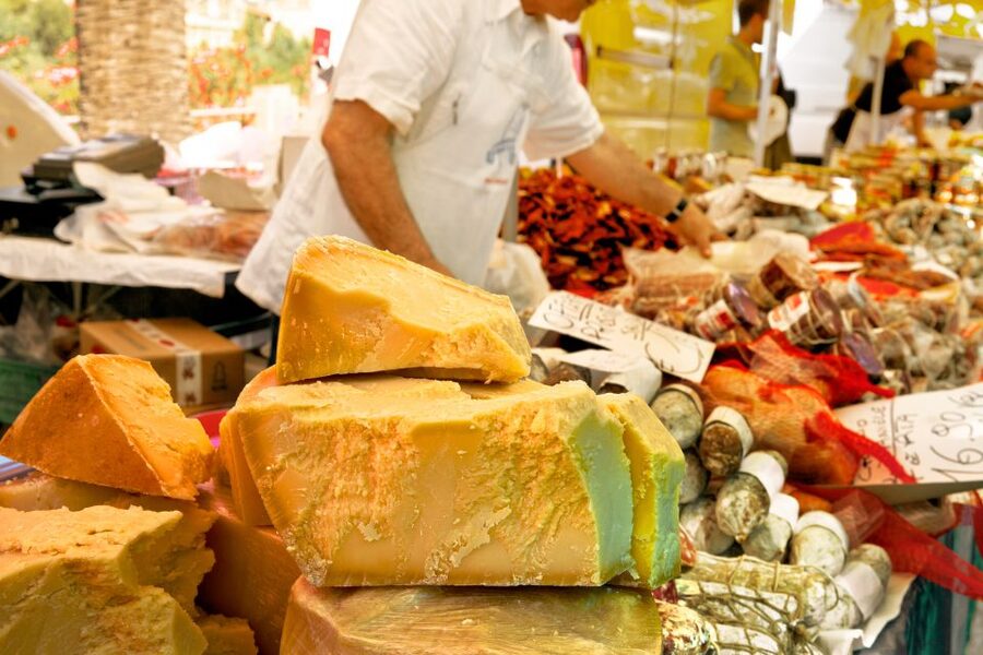 Paris: Private Food and Wine Tour in Le Marais - Bar du Marché des Blancs Manteaux and the market atmosphere