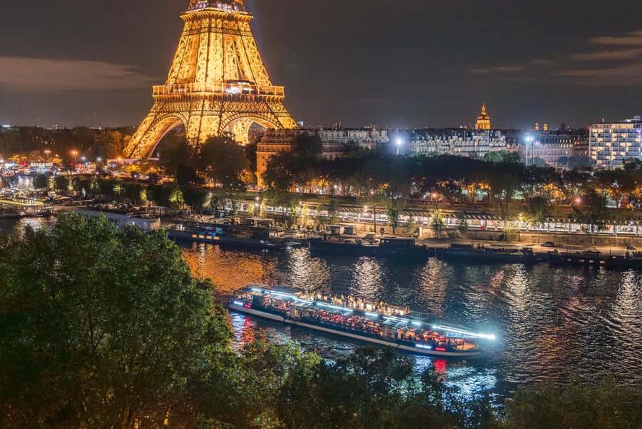 Paris : Scenic Cruise on the Seine River with Champagne - Pont des Arts and Paris from the bridges