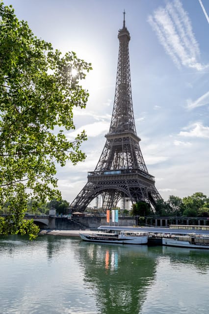Paris: Seine River Cruise with Champagne from Eiffel Tower - Hôtel de Ville, the Louvre, and Place de la Concorde