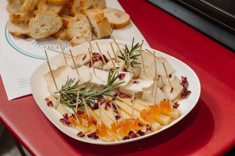 Paris: Taste of Montmartre Food & Wine Walking Tour - Forty-five minutes around Sacre-Coeur