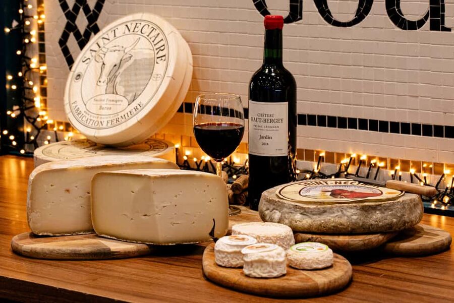 Paris: Tasting of 3 Wine and 3 Cheese - What happens during the three-wine flight