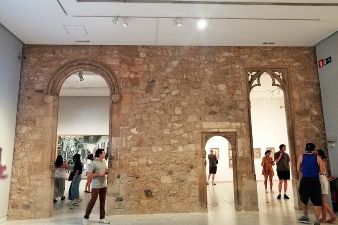 Picasso Museum and Walking Tour Plus Optional Wine & Food Tasting - Carrer d’Avinyó and the story behind a radical painting