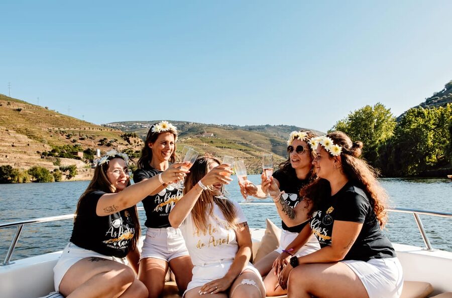Pinhão: 1 Hour SUNSET Cruise with Sparkling Wine - Leaving Pinhão With Music and Sparkling Wine