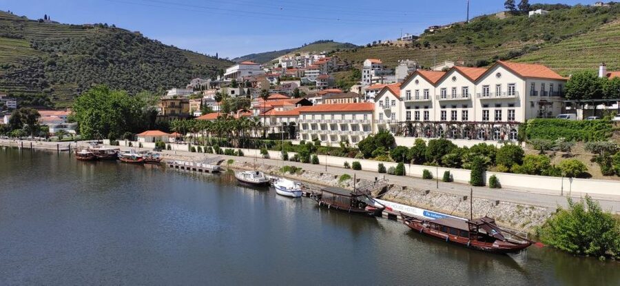 Pinhão: Douro River 50-min Boat Trip with Port Wine - Ponte do Pinhão and the first river views
