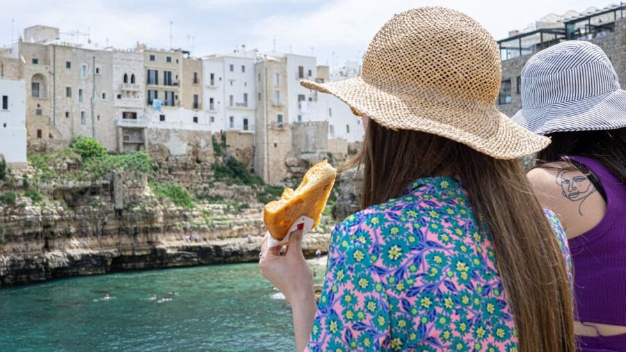 Polignano a Mare: Street Food Tour with Tastings and Wine - The guides make the difference
