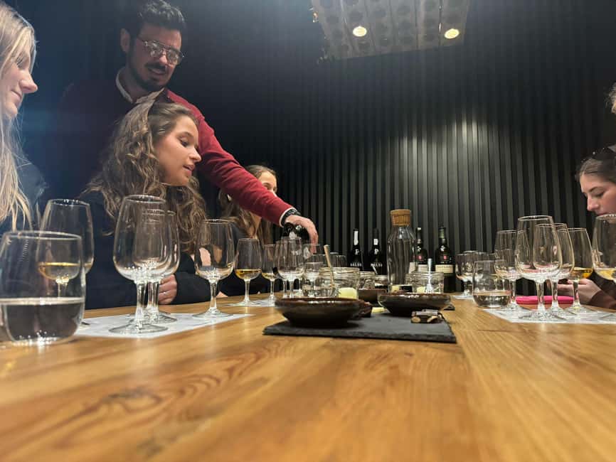 Porto: 3 or 5 Port Wine Tasting with Pairings - Local wine history without the classroom feel