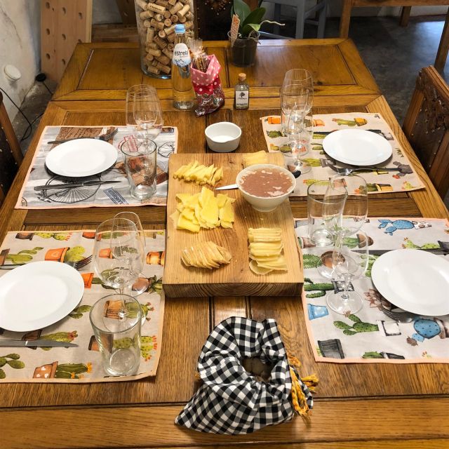Porto: Cheese and Port Wine Tasting in a Unique Place - Three port wines with traditional accompaniments