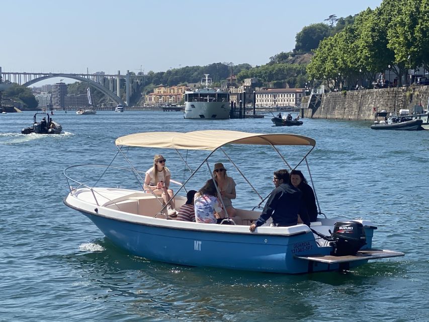Porto: Douro River Boat Cruise with Port Wine Tasting - Port wine, green wine, and the snack service